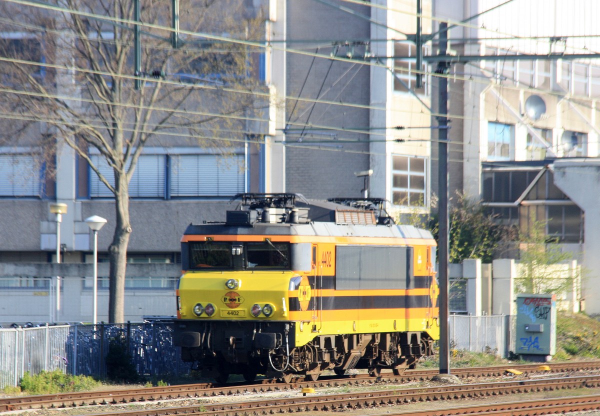 RRF 4402(ex HUSA/HRTS 1609) steht auf dem abstellgleis in Sittard(NL).
Aufgenommen vom Bahnsteig 2 in Sittard(NL) bei schönem Frühlingswetter am frühen  Morgen des 29.3.2014.