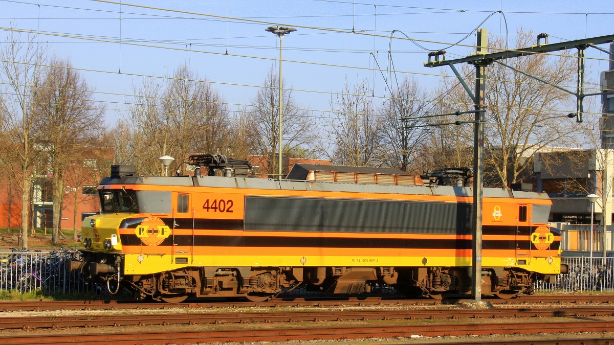 RRF 4402(ex HUSA/HRTS 1609) steht auf dem abstellgleis in Sittard(NL). Aufgenommen vom Bahnsteig 2 in Sittard(NL) bei schönem Frühlingswetter am frühen Morgen des 29.3.2014.