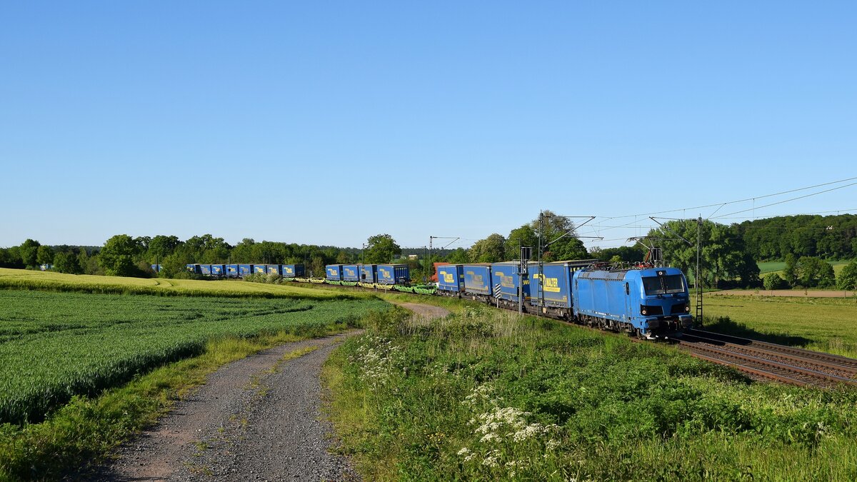 RRL 192 043, vermietet an CFL Cargo Deutschland, mit KLV-Zug DGS 47684 (?) Meimersdorf
- Bettemburg (Vehrte, 31.05.2021).