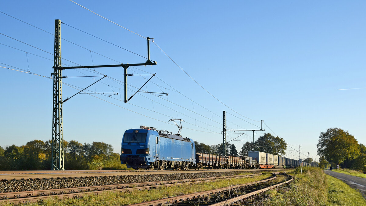 RRL 192 043, vermietet an CFL Cargo Deutschland, mit überwiegend aus Sattelaufliegern bestehendem Zug Bettembourg - Rostock Seehafen (Diepholz, 28.10.2021).