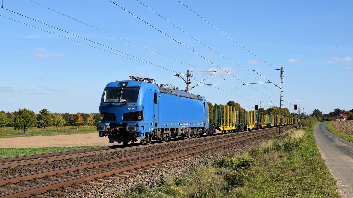 RRL 192 047, vermietet an LEG, mit Schwaiger-Rungenwagenzug in Richtung Osnabrück (Bohmte-Stirpe, 09.10.2022).