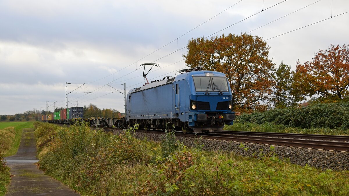 RRL 192 078, vermietet an EVB, mit Containerzug in Richtung Bremen (Rohrsen, 08.11.2023).