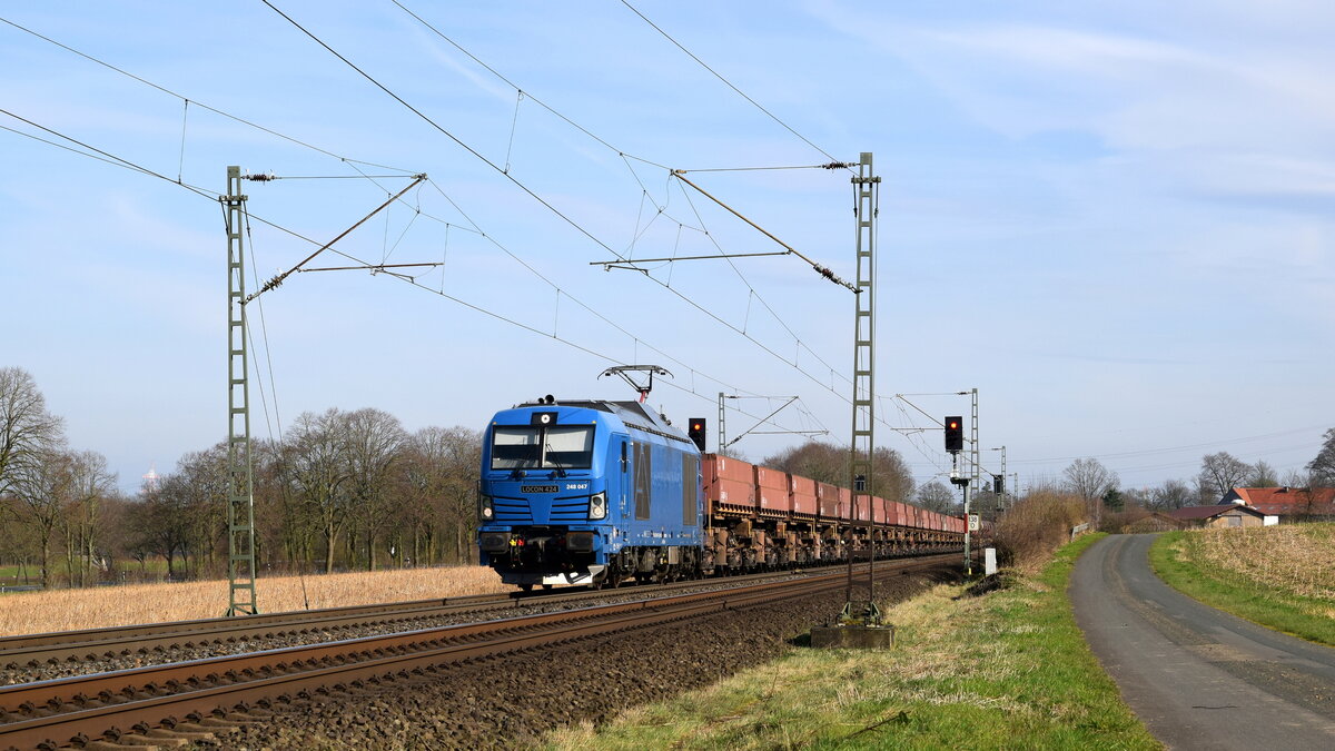 RRL 248 047, vermietet an LOCON (424), mit Schüttgutwagenzug in Richtung Osnabrück (Bohmte-Stirpe, 14.03.2024).