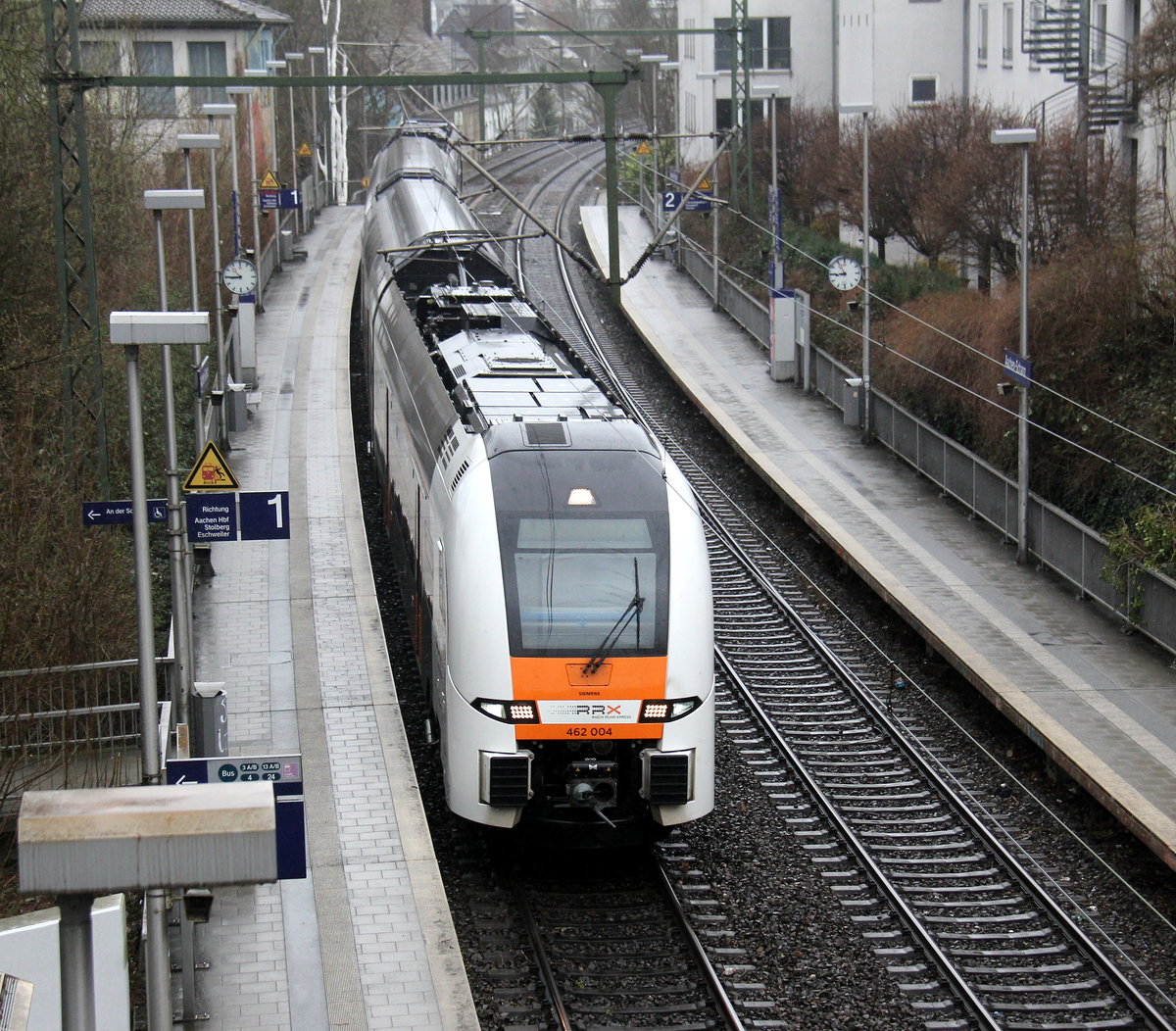 RRX 462 004 macht eine Testfahrt  von Düsseldorf-Hbf nach Aachen-Hbf  und kommt aus Richtung Rheydt,Wickrath,Beckrath,Herrath,Erkelenz,Baal,Hückelhoven-Baal,Brachelen,,Lindern,Süggerath,Geilenkirchen,Frelenberg,Zweibrüggen,Übach-Palenberg,Rimburg,Finkenrath,Hofstadt,Herzogenrath, Kohlscheid,Richterich,Laurensberg,Aachen-West und fährt durch Aachen-Schanz in Richtung Aachen-Hbf.
Aufgenommen von der Brücke in Aachen-Schanz.
Bei Regenwetter am Morgen vom 13.3.2019.
