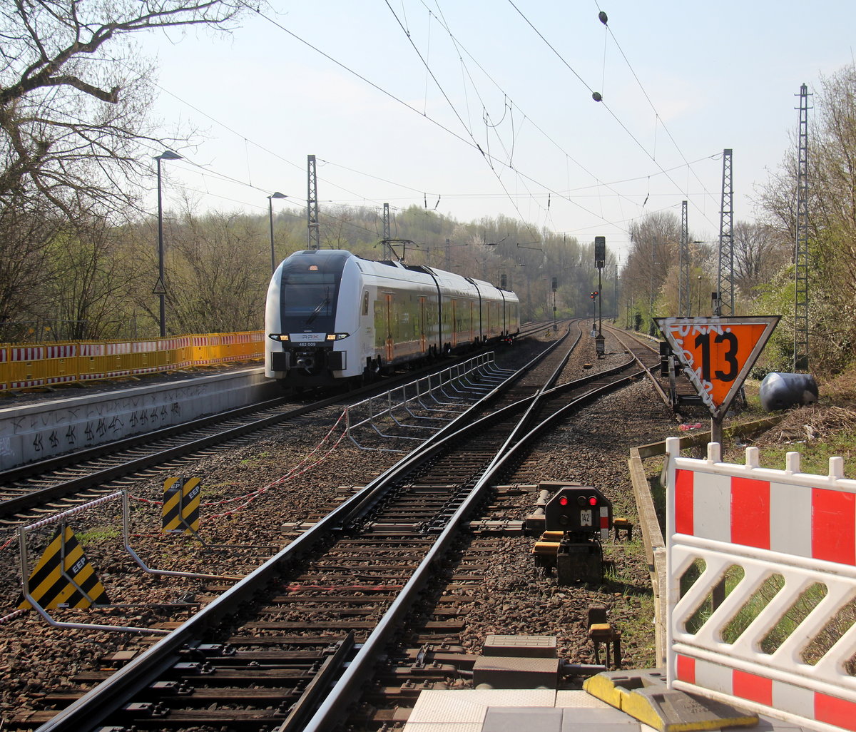 RRX 462 009  macht eine Testfahrt von Aachen-Hbf nach Düsseldorf-Hbf und kommt aus Richtung Aachen-West als Umleiter und fährt durch Kohlscheid und fährt in Richtung Herzogenrath,Mönchengladach. 
Aufgenommen von Bahnsteig 2 in Kohlscheid. 
Bei schönem Frühlingswetter am Vormittag vom 7.4.2019.