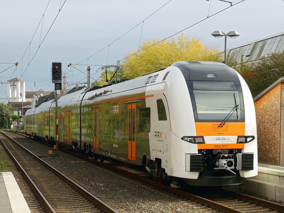 RRX 462 071 (Rhein Ruhr Xpress) als RB steht im Bahnhof Geilenkirchen am 08. Oktober 2020.