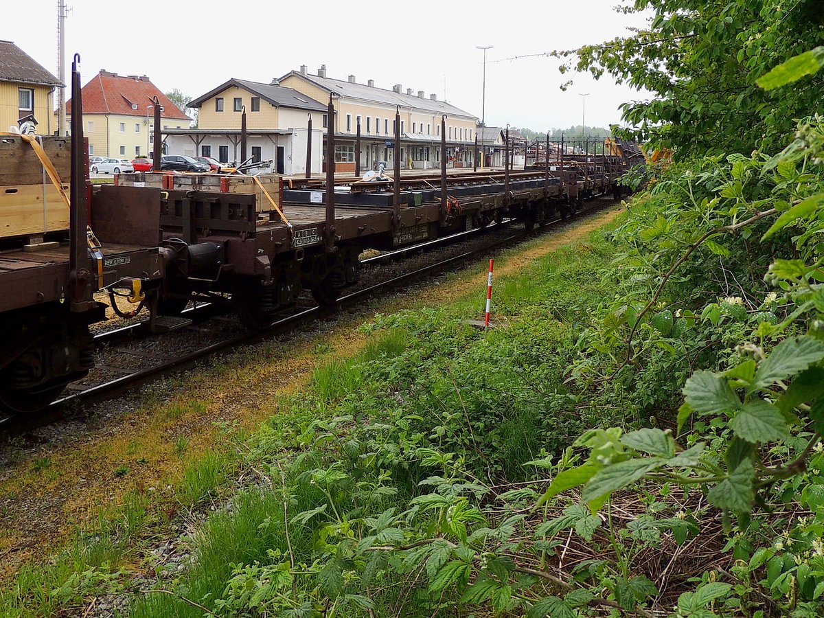 Rs 31 81 3901 340-9 ist mit Gleisbauteile für den Bhf. Ottnang im Bahnhof Ried hinterstellt; 190504