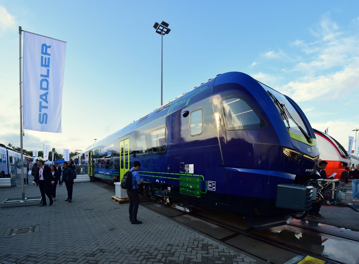 RS Zero. Kurz vor der Innotrans kündigte Stadler das RS Zero an. Der Nachfolger vom RS1. Die Front ist stark am Flirt 3 angelehnt. Das Fahrzeug soll mit Batterie als auch mit Wasserstoffantrieb angeboten werden. Die Höchstgeschwindigkeit beträgt 120kmh. Die Akkureichweite beträgt beim einteiligen Fahrzeug zwischen 80 und 110 Kilometer und beim zweiteiligen Fahrzeug zwischen 90 und 180 Kilometer. Je nach Fahrzeug und Ausstattung haben hier zwischen 70 und 150 Fahrgäste Platz.

Berlin 24.09.2024