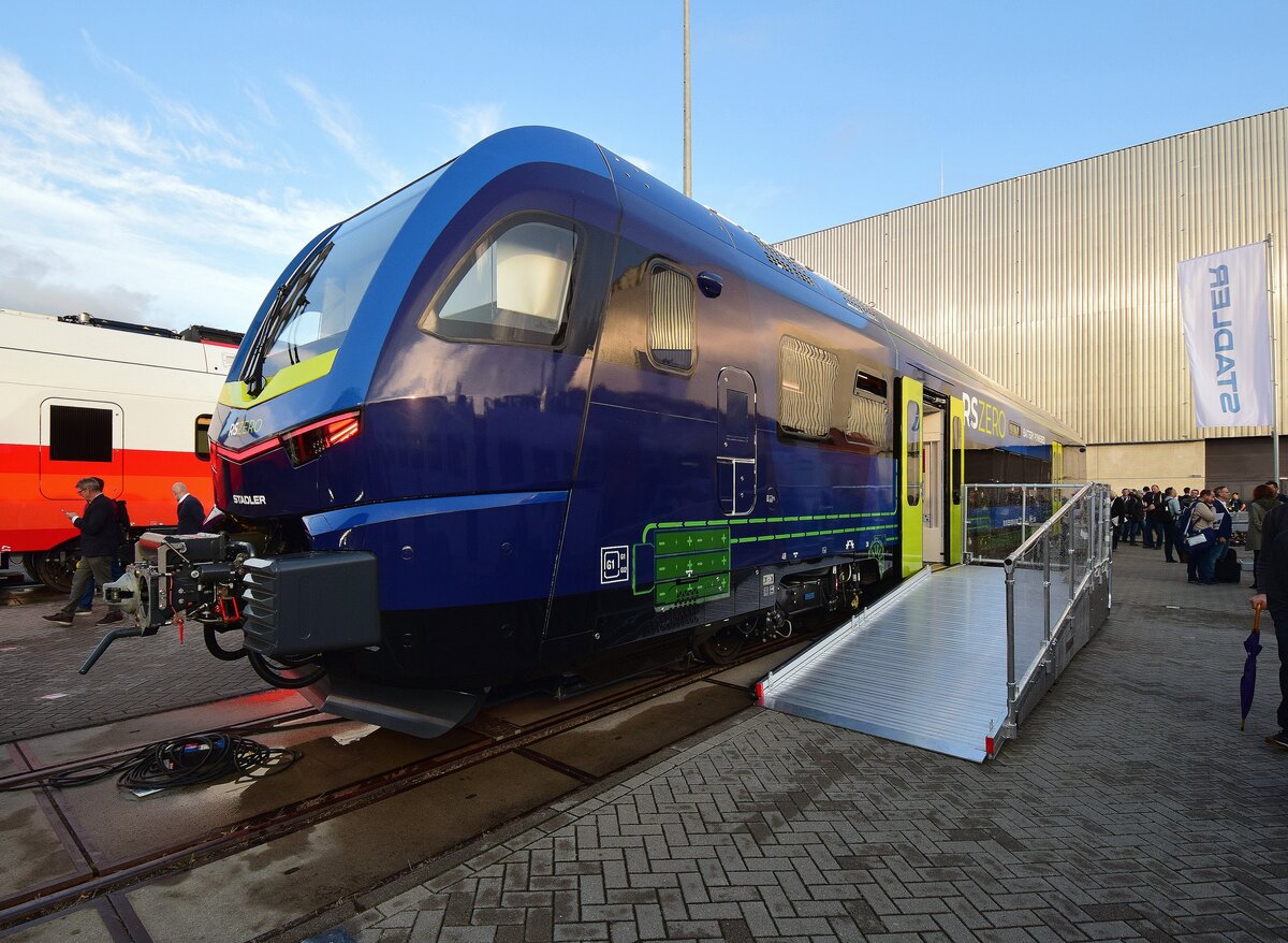 RS Zero. Kurz vor der Innotrans kündigte Stadler das RS Zero an. Der Nachfolger vom RS1. Die Front ist stark am Flirt 3 angelehnt. Das Fahrzeug soll mit Batterie als auch mit Wasserstoffantrieb angeboten werden. Die Höchstgeschwindigkeit beträgt 120kmh. Die Akkureichweite beträgt beim einteiligen Fahrzeug zwischen 80 und 110 Kilometer und beim zweiteiligen Fahrzeug zwischen 90 und 180 Kilometer. Je nach Fahrzeug und Ausstattung haben hier zwischen 70 und 150 Fahrgäste Platz. 

Berlin 24.09.2024