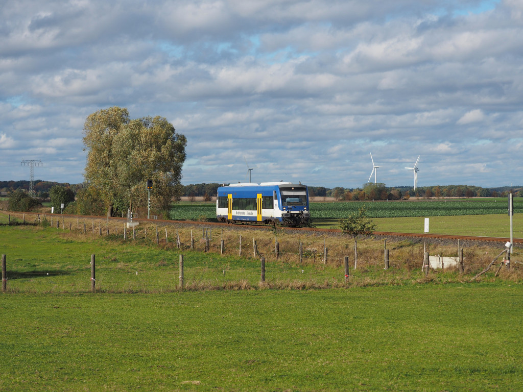 RS1 (VT 013) der Niederbarnimer Eisenbahn (NEB) auf der RB36, hier bei Bornow (km 13,2).

Beeskow, der 04.11.2023