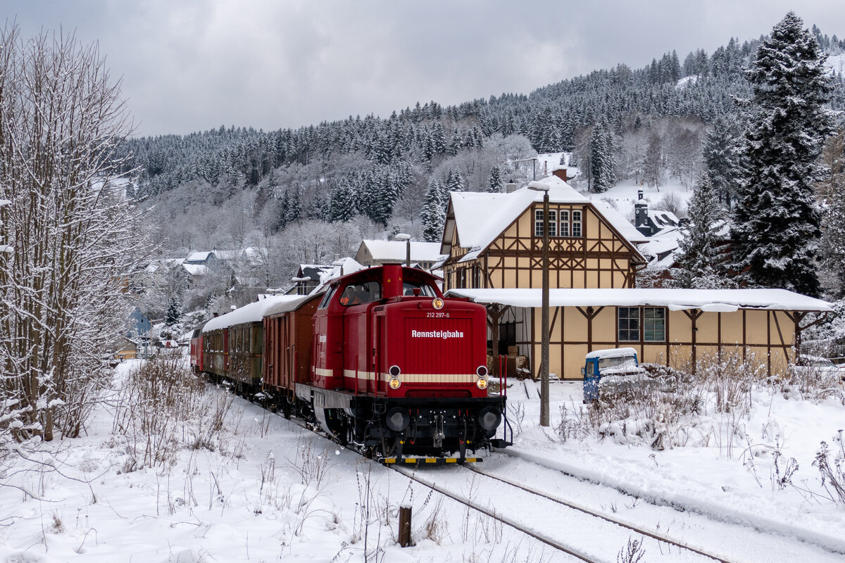 RSBG 212 297 mit einer Wagenüberführung und RP 218 319 am Haken, war am 08.01.2022 in Manebach zu sehen.