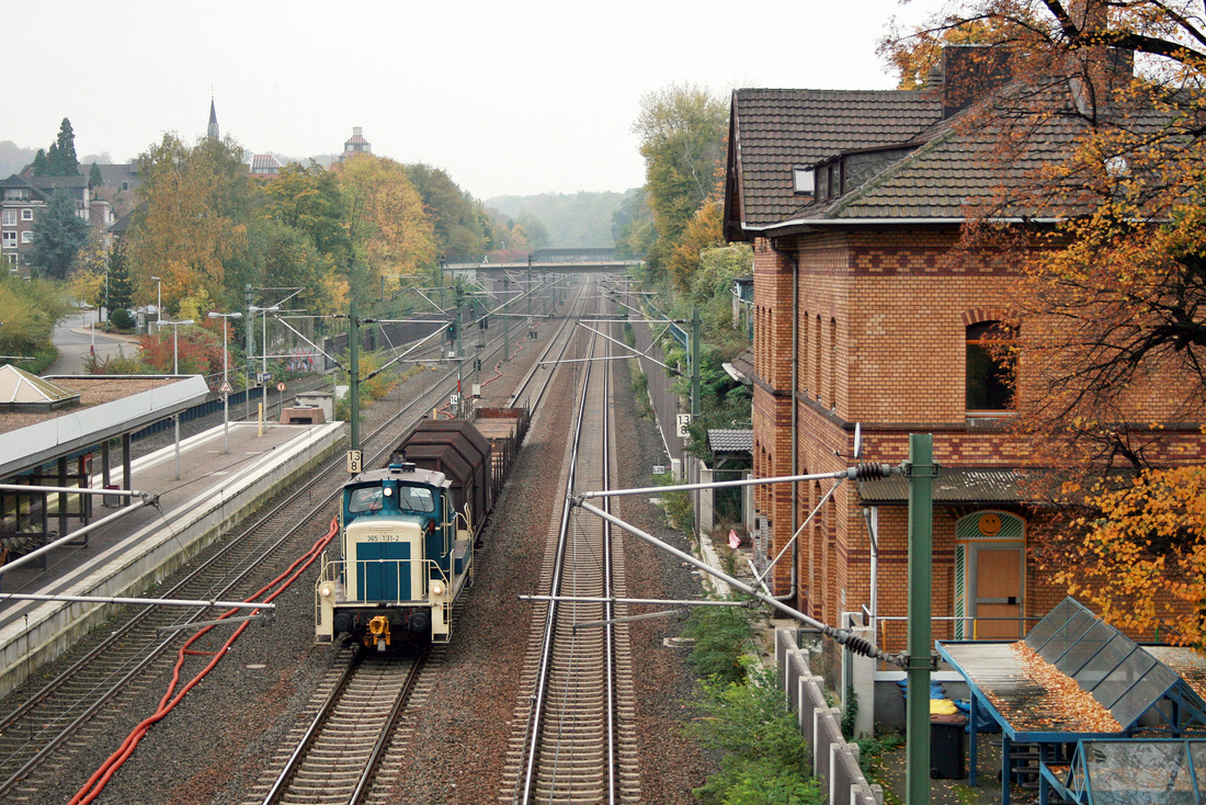 RSE 365 131 mit einer Übergabe aus Kerpen-Sindorf am Haken.
Fotografiert am 14. Oktober 2008 in Frechen-Königsdorf.
Rechterseits sieht man das ehemalige Bahnhofsgebäude.