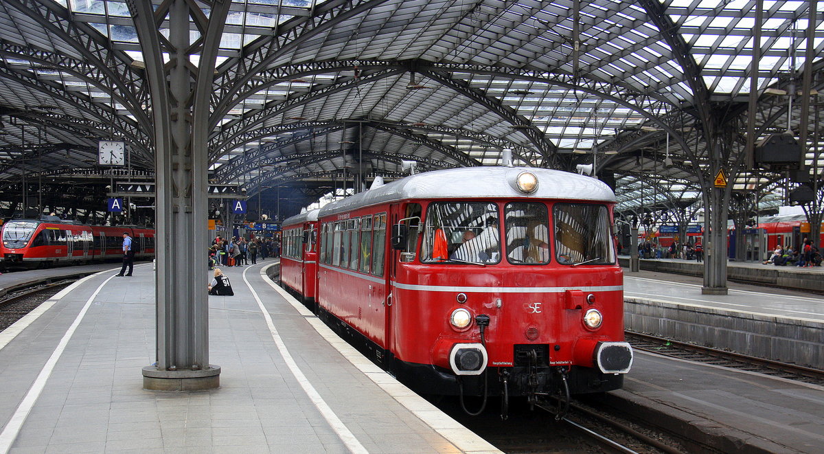 RSE MAN Schienenbus in Köln-Hbf ber der Ausfahrt aus dem Kölner-Hbf und fährt in Richtung Bonn-Beuel.
Aufgenommen von Bahnsteig 4 in Kölner-Hbf. 
Am Nachmittag vom 23.7.2017.