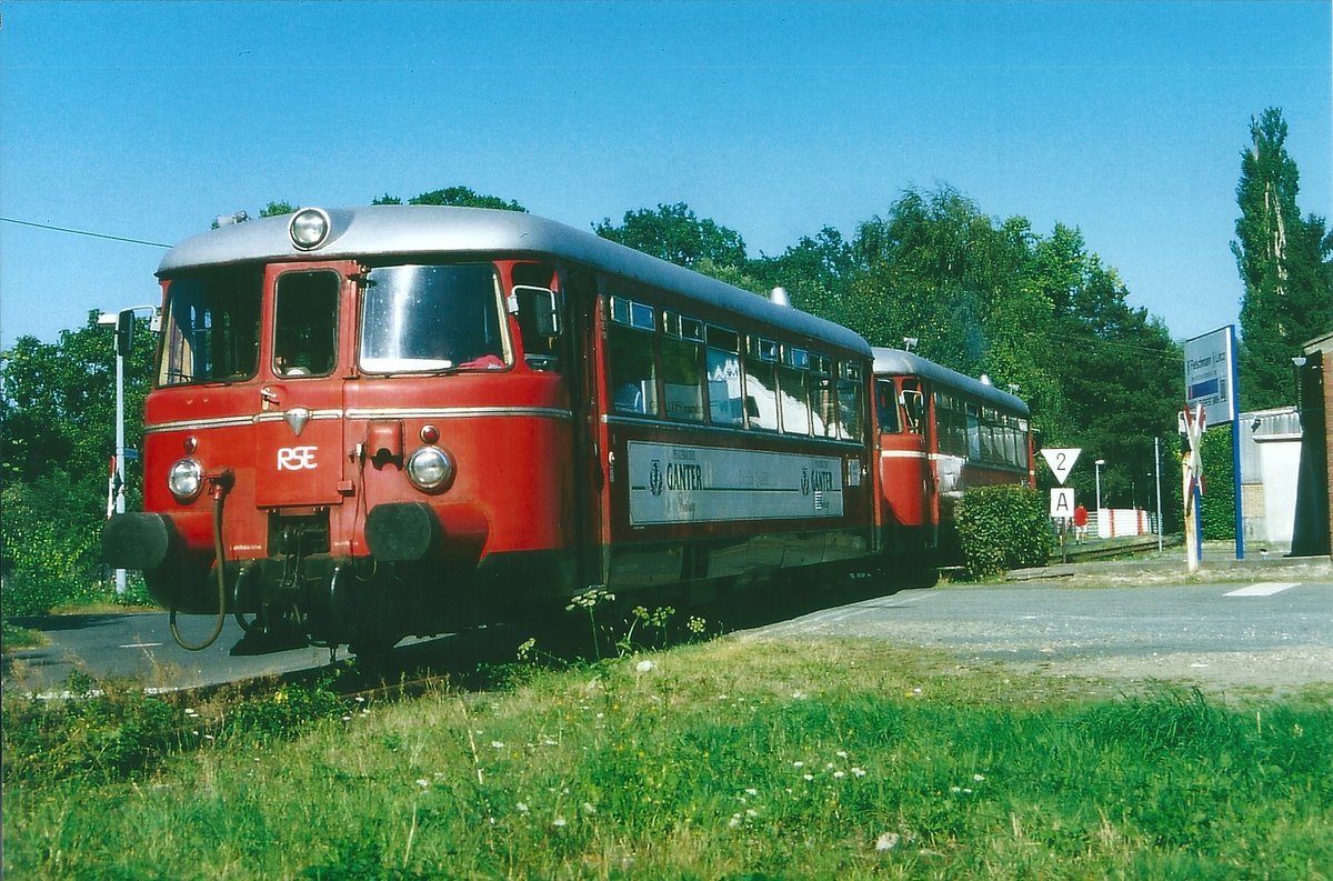 RSE-VT 23 und 21 (beide ex SWEG) in Hangelar im September 2000. Damals wie heute besorgte die RSE den Zubringerverkehr zur Großkirmes  Pützchens Markt .