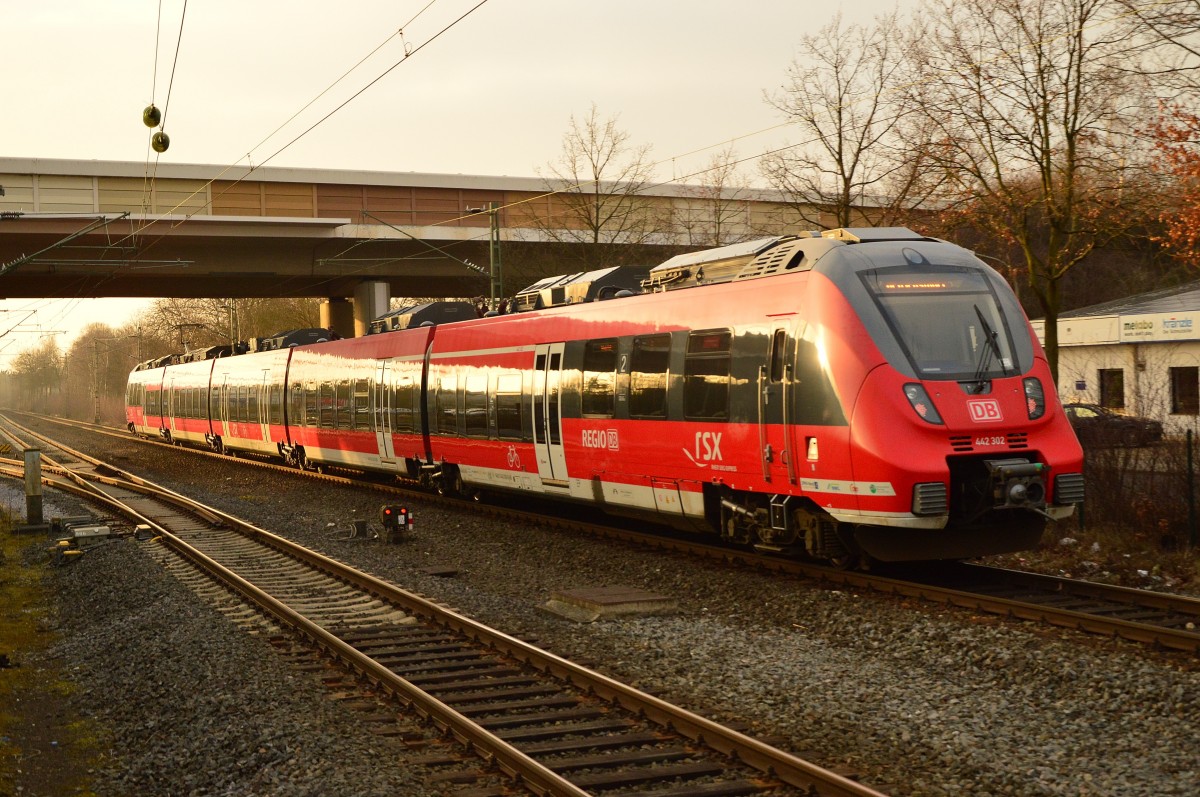 RSX 442 302 fährt hier gerade durch Korschenbroich, leider konnte ich ihn nur als Nachschuß aufnehmen, da er für mich unerwartet heran gefahren kam. 18.2.2015
