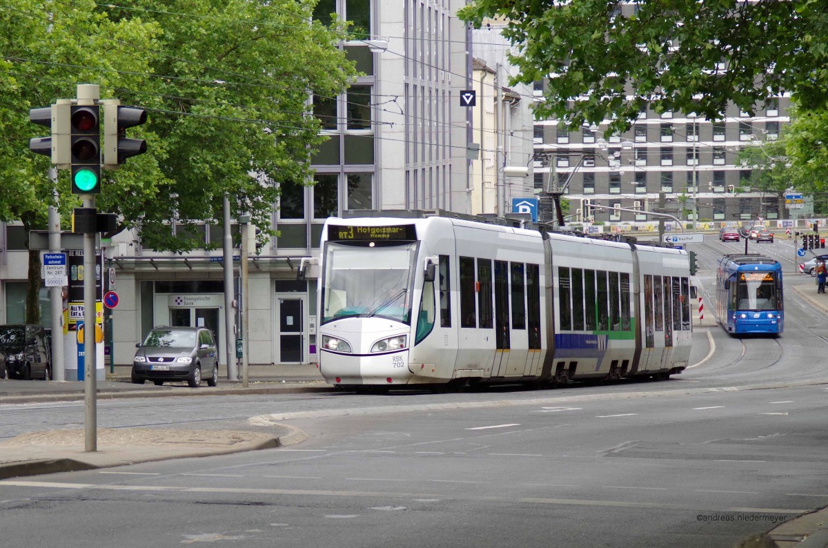 RT3 (Wagen 702) durchfährt am 20.06.2015 die Fünffensterstrasse in Kassel.