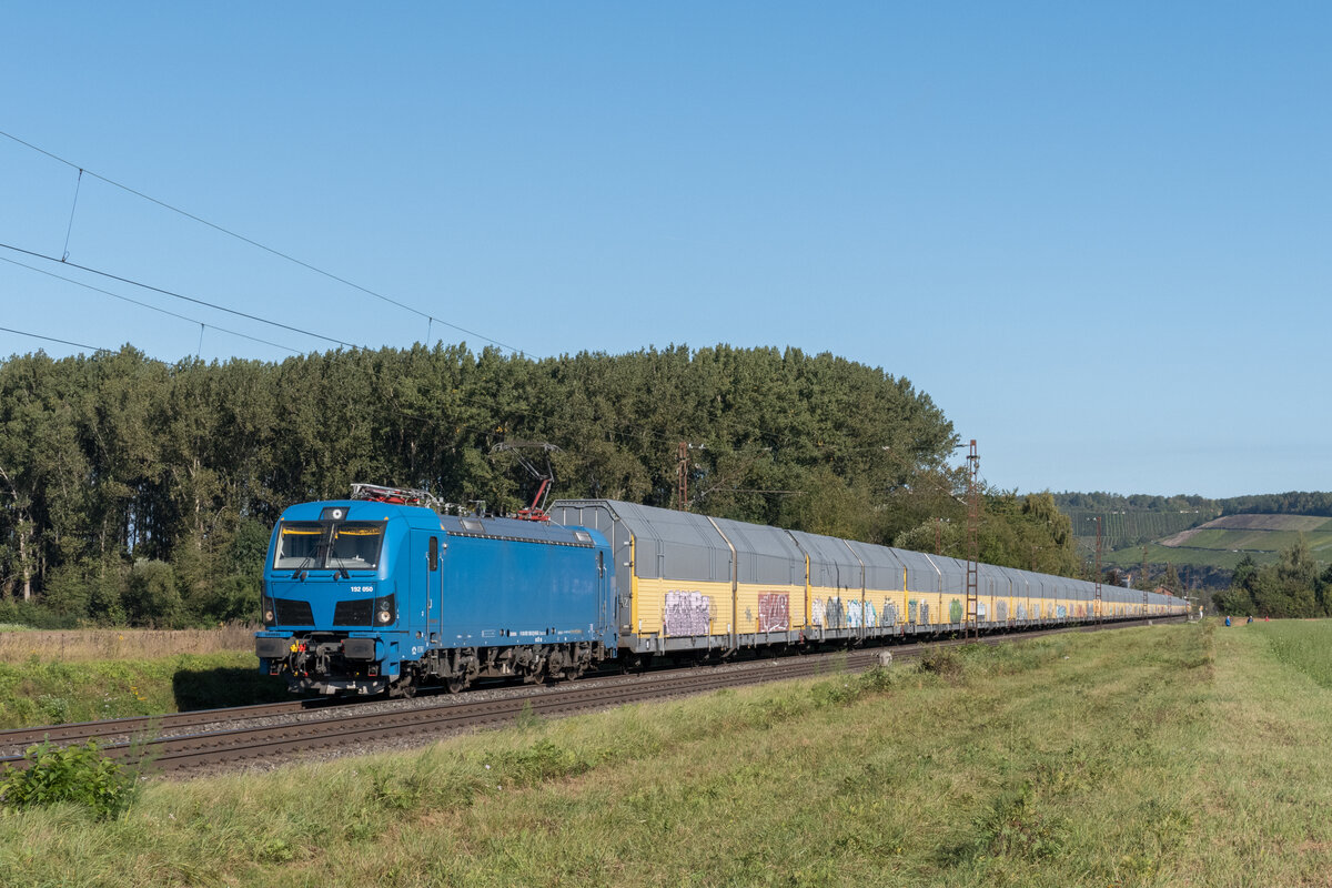 RTB 192 050 zog am 30.09.2021 einen ARS Altmann-Zug durch Retzbach-Zellingen gen Würzburg.