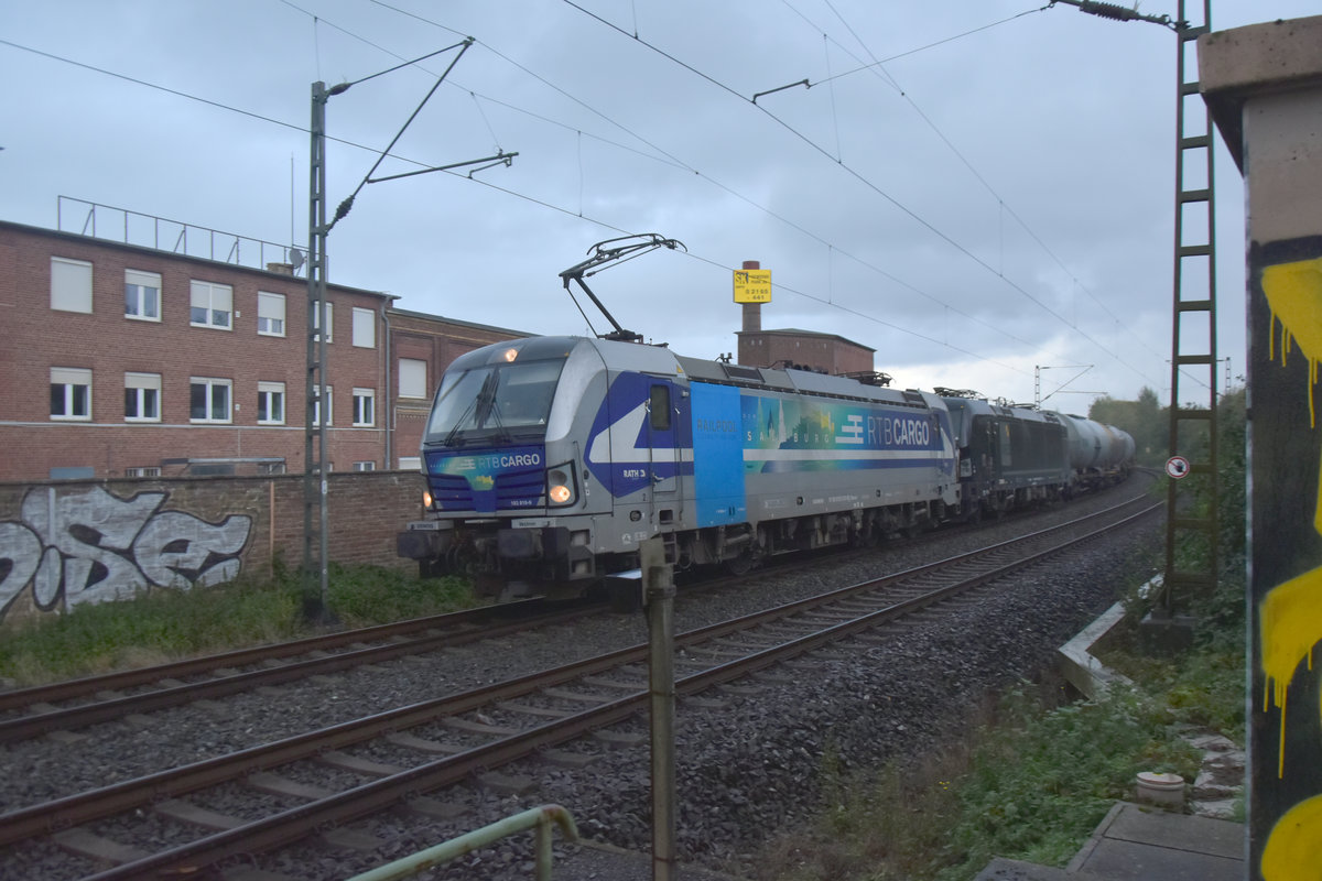 RTB 193 810 mit einer Schwesterlok bei Jüchen am Mittwochabend den 9.10.2019 gen Rheydt fahrend.