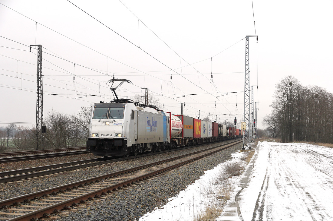 RTB Cargo 186 422 mit einem KLV-Zug am 20. Januar 2017 im Bahnhof Saarmund.