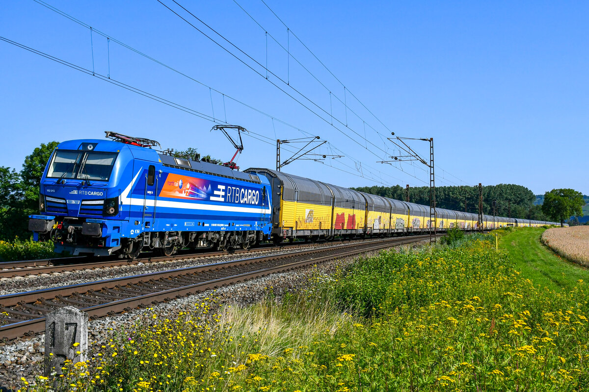 RTB Cargo 192 015 ist bei Kilometer 17,3 in Retzbach unterwegs in Richtung Würzburg. Am anderen Ende des Zuges läuft 192 014 kalt mit. Aufgenommen am 21.07.2021.