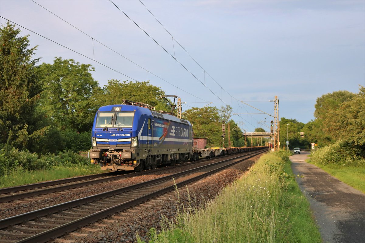 RTB Cargo 193 791-1 mit Containerzug in Maintal Ost am 03.06.19
