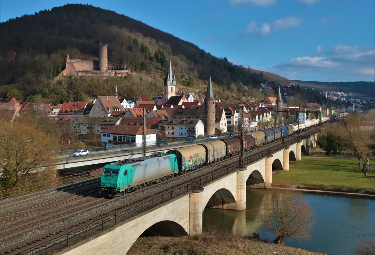 RTB Cargo Bombardier Traxx 185 611-1 mit gemischten Güterzug in Gemünden am Main am 27.02.21