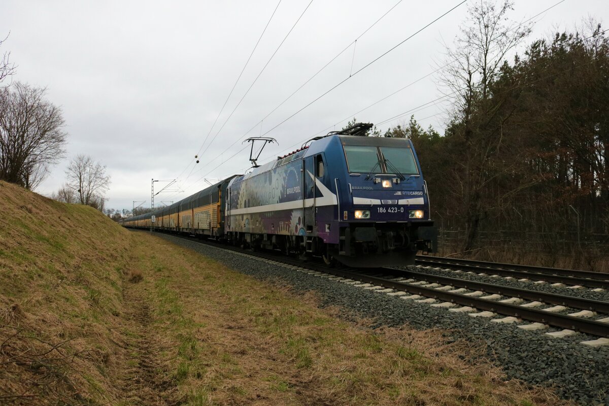 RTB Cargo Bombardier Traxx 186 423-0 mit ARS Altmann Autozug in Hanau Rauschwald am 29.01.22
