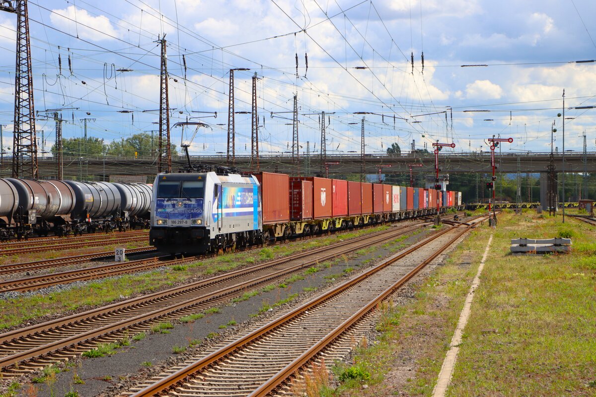 RTB Cargo Bombardier Traxx 186 297-8 am 29.08.26 in Hanau Hbf vom Bahnsteig aus fotografiert