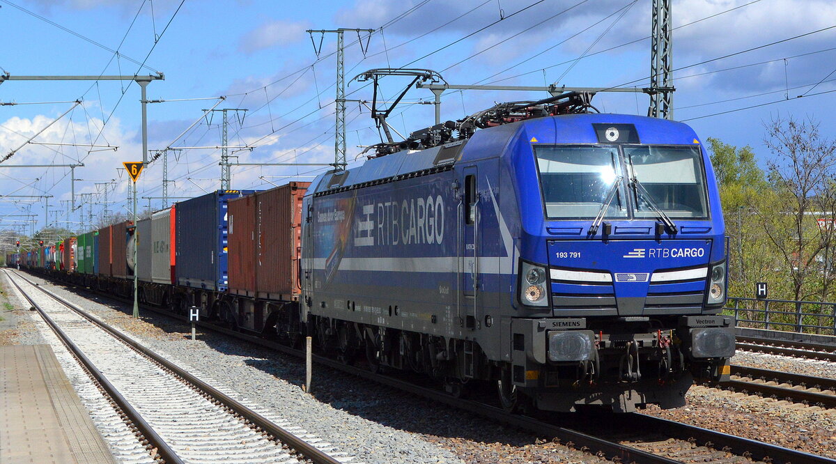RTB CARGO GmbH, Aachen [D] mit der ELL Vectron  193 791  [NVR-Nummer: 91 80 6193 791-1 D-ELOC] und Containerzug am 05.05.21 Durchfahrt Bf. Golm (Potsdam).