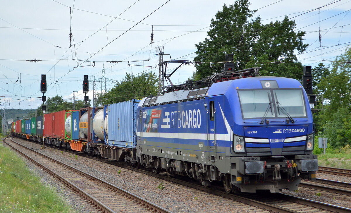 RTB CARGO GmbH, Aachen [D] mit  193 792  [NVR-Nummer: 91 80 6193 792-9 D-ELOC] und Containerzug am 28.07.21 Durchfahrt Bf. Saarmund.