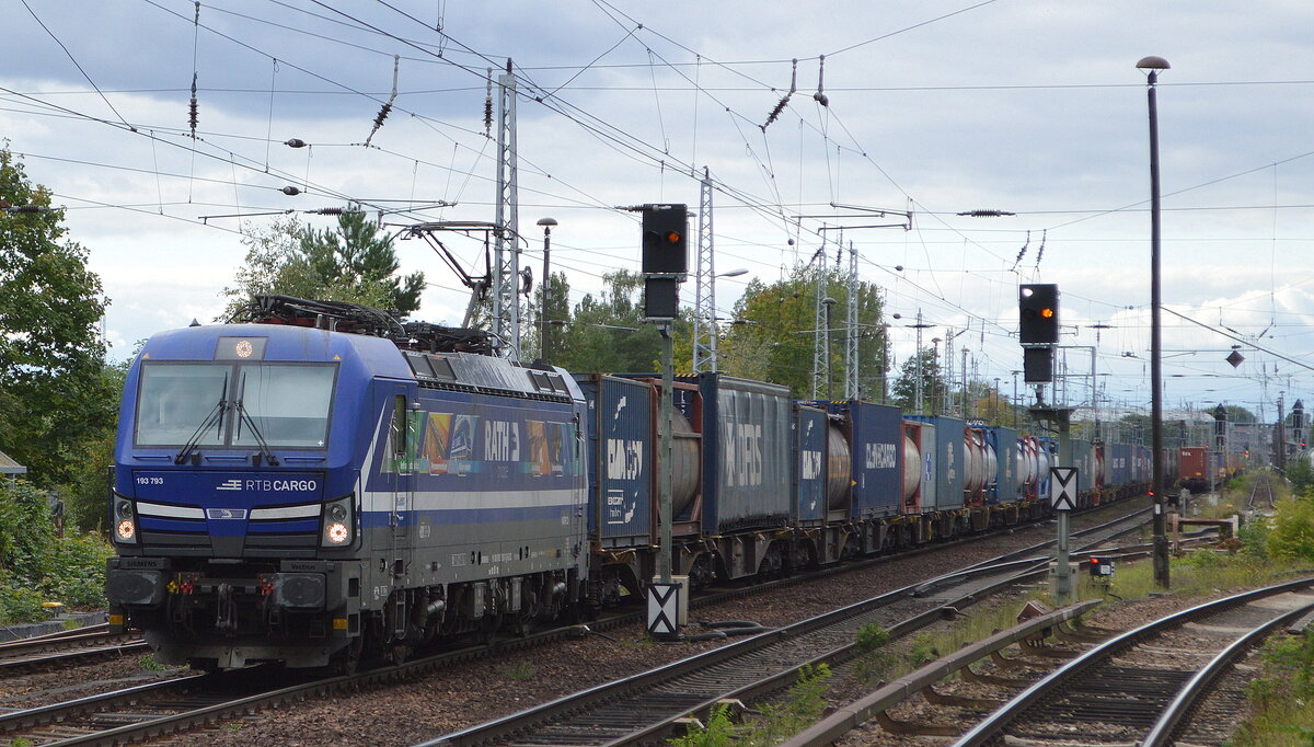 RTB CARGO GmbH, Aachen [D] mit der RATH FLEET B.V.  193 793  [NVR-Nummer: 91 80 6193 793-7 D-ELOC] und Containerzug am 16.09.21 Berlin Hirschgarten.