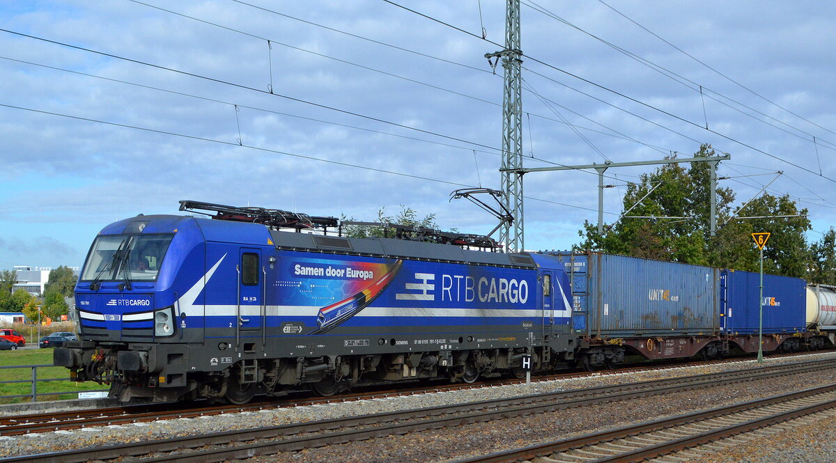 RTB CARGO GmbH, Aachen [D] mit der RATH FLEET B.V., Rotterdam [NL]  193 791  [NVR-Nummer: 91 80 6193 791-1 D-ELOC] und Containerzug am 13.10.21 Durchfahrt Bf. Golm (Potsdam).