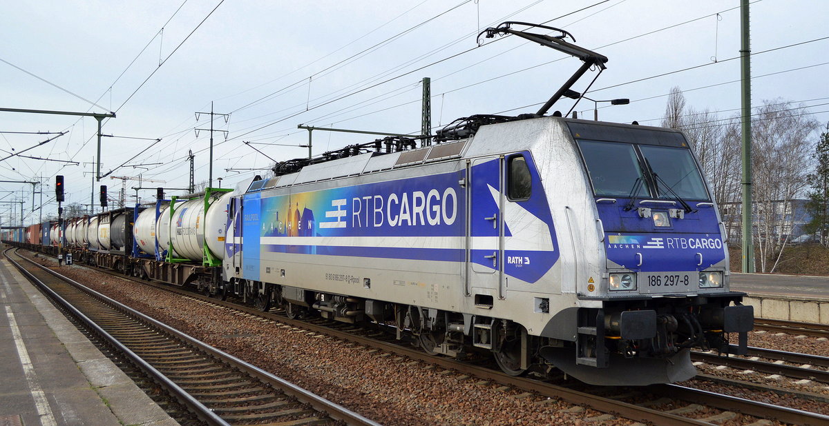  RTB CARGO GmbH, Düren [D] mit der Railpool Lok  186 297-8  [NVR-Nummer: 91 80 6186 297-8 D-Rpool] und Containerzug Richtung Frankfurt/Oder am 13.02.20 Bf. Flughafen Berlin Schönefeld.