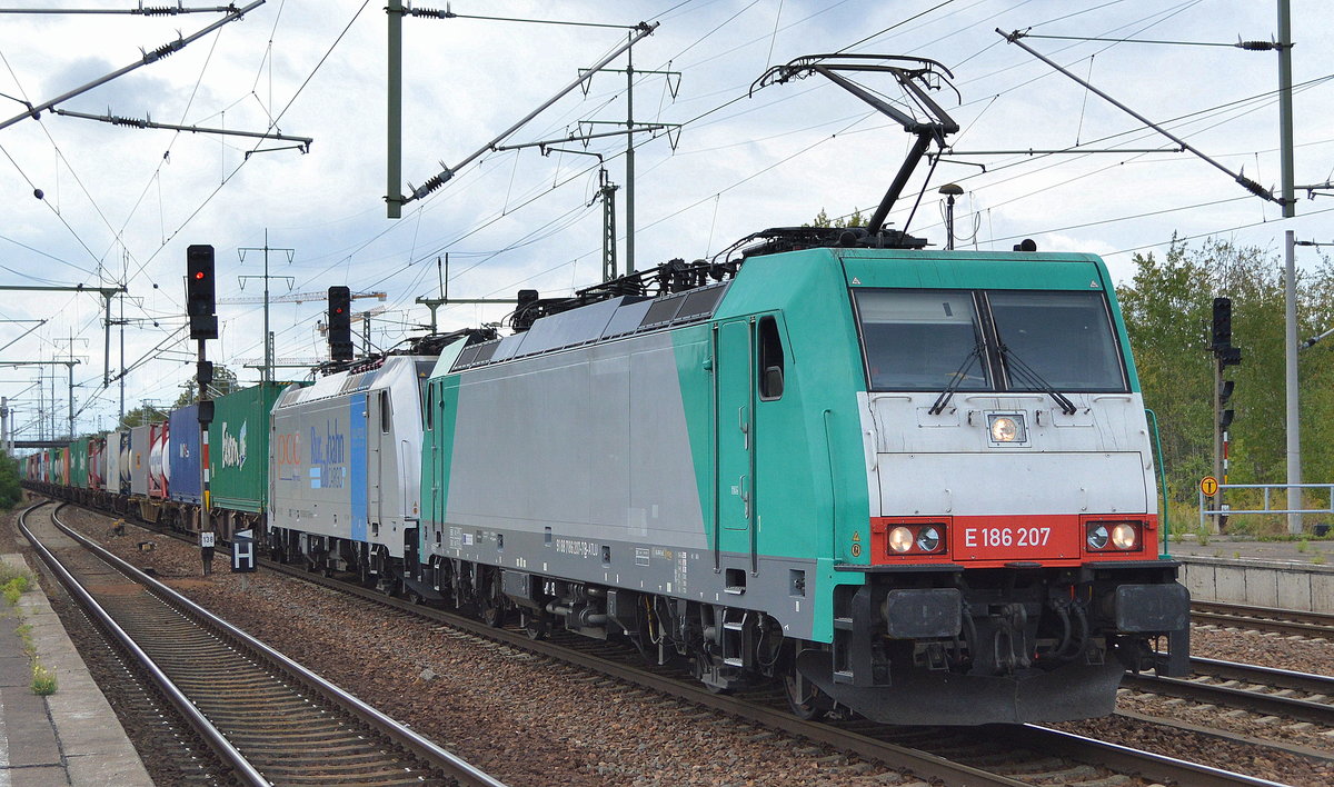 RTB CARGO GmbH, Düren [D] mit den Leasingloks   E 186 207  [NVR-Nummer: 91 88 7186 207-7 B-ATLU] und Rpool   186 423-0  [NVR-Nummer: 91 80 6186 423-0 D-Rpool] und Containerzug am Haken am 12.09.19 Bahnhof Flughafen Berlin-Schönefeld.