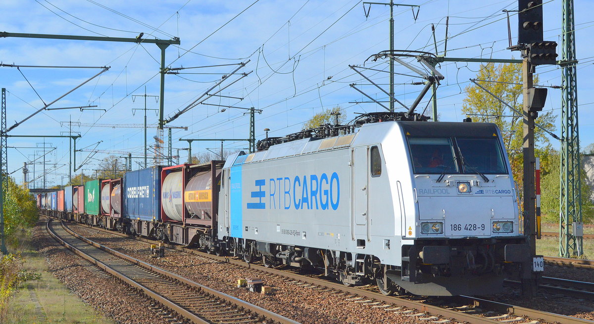 RTB CARGO GmbH, Düren [D] mit der Railpool Leasinglok  186 428-9  [NVR-Nummer: 91 80 6186 428-9 D-Rpool] mit Containerzug Richtung Frankfurt/Oder am 18.10.19 Durchfahrt Flughafen Berlin Schönefeld. 