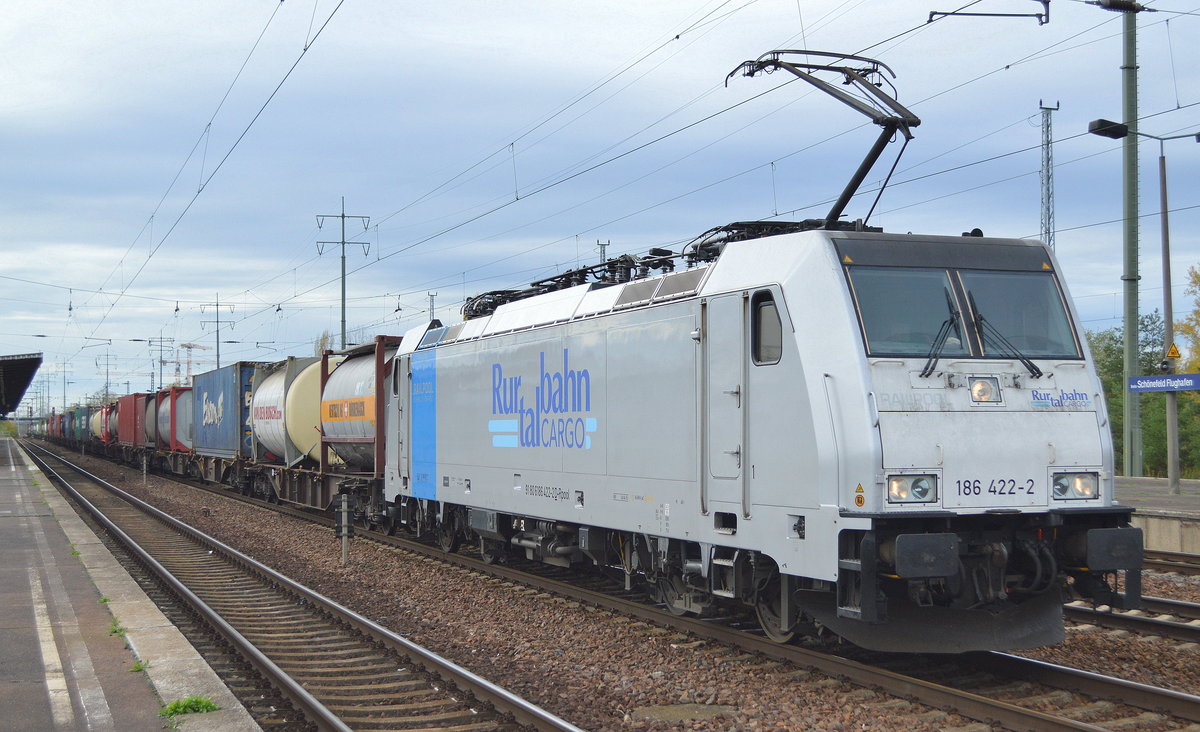 RTB CARGO GmbH, Düren [D] mit der Railpool Leasinglok  186 422-2  [NVR-Nummer: 91 80 6186 422-2 D-Rpool] mit Containerzug Richtung Frankfurt/Oder am 17.10.19 Durchfahrt Bf. Flughafen Berlin Schönefeld. 