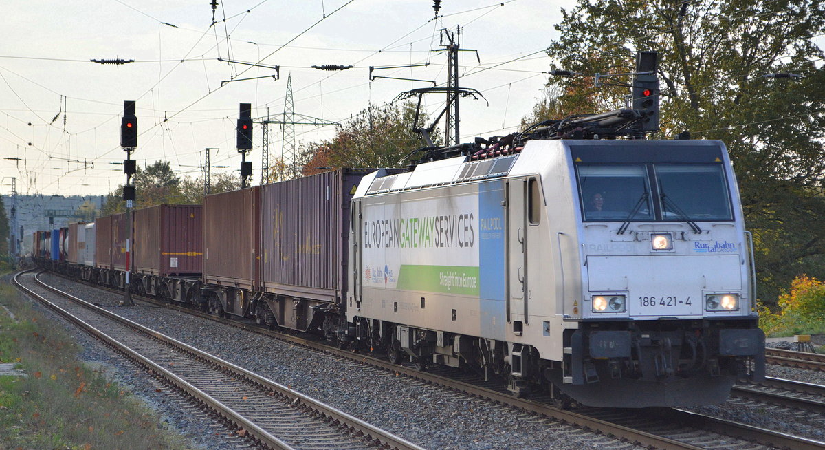RTB CARGO GmbH, Düren [D] mit der Railpool Leasinglok  186 421-4  [NVR-Nummer: 91 80 6186 421-4 D-Rpool] und Containerzug am 22.10.19 Durchfahrt Bf. Saarmund. 