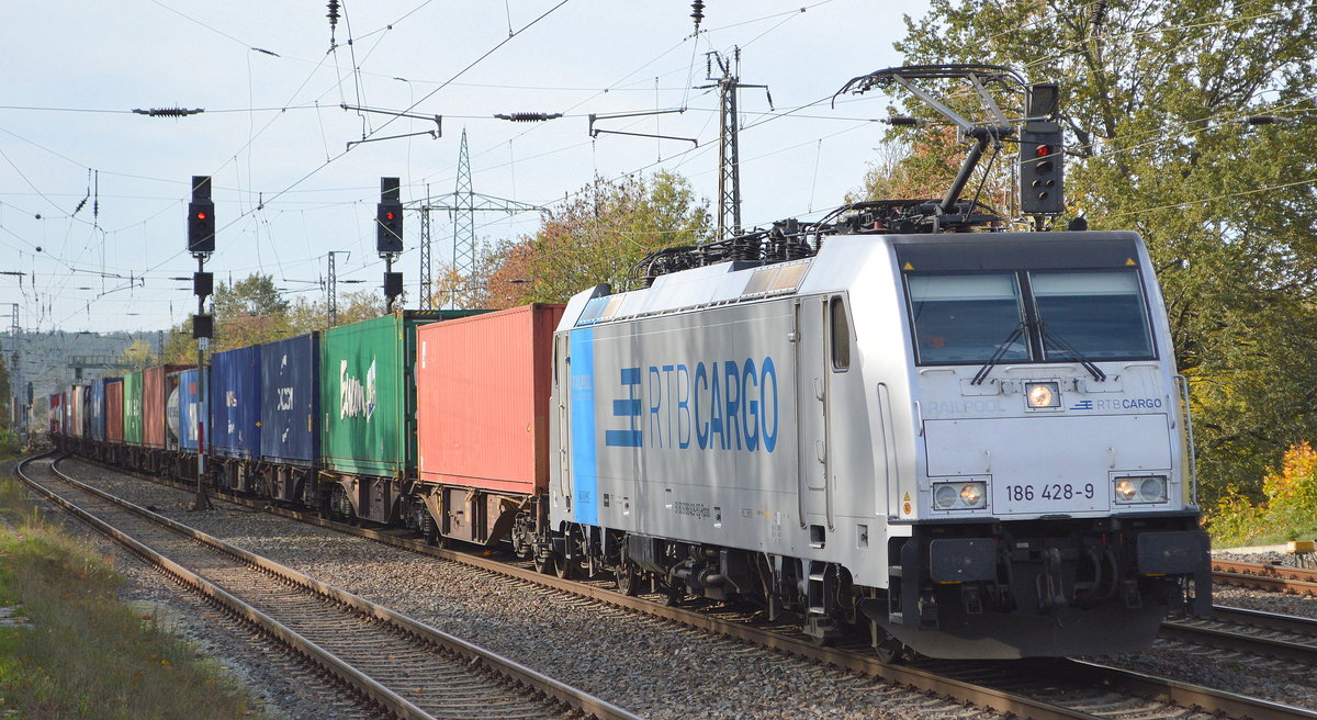 RTB CARGO GmbH, Düren [D] mit der Railpool  186 428-9  [NVR-Nummer: 91 80 6186 428-9 D-Rpool] und Containerzug am 22.10.19 Bf. Saarmund.