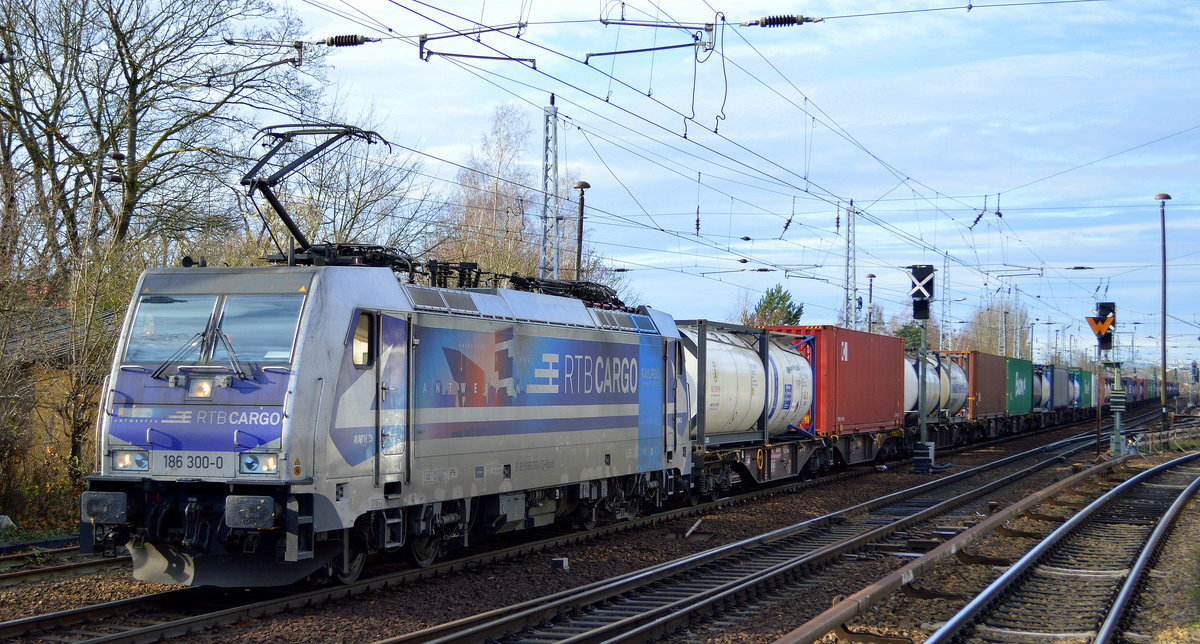 RTB CARGO GmbH, Düren [D] mit der Railpool  186 300-0  [NVR-Nummer: 91 80 6186 300-0 D-Rpool] und Containerzug Richtung Frankfurt/Oder am 28.11.19 Berlin Hirschgarten. 