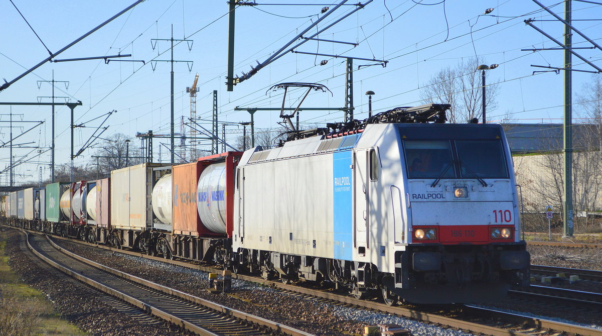RTB CARGO GmbH, Düren [D] mit der Railpool Lok  186 110  [NVR-Nummer: 91 80 6186 110-3 D-Rpool] und Containerzug am 10.12.19 Richtung Frankfurt/Oder Durchfahrt BF. Flughafen Berlin Schönefeld.