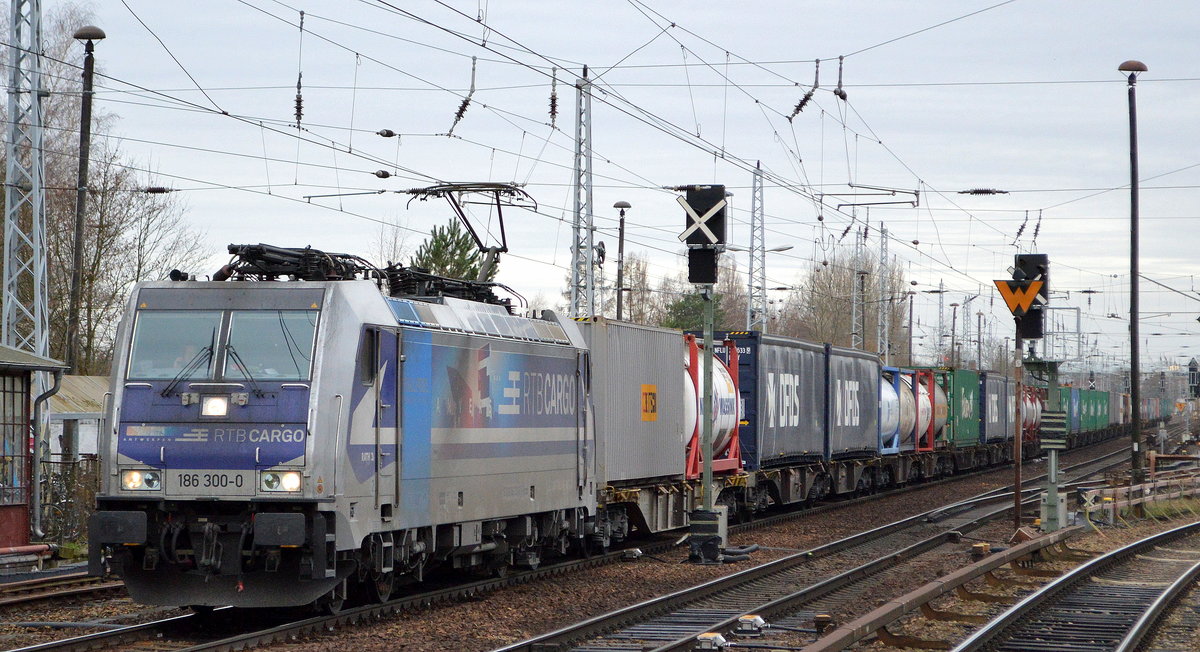 RTB CARGO GmbH, Düren [D] mit der Railpool Lok  186 300-0  [NVR-Nummer: 91 80 6186 300-0 D-Rpool] und Containerzug Richtung Frankfurt/Oder am 11.12.19 Berlin Hirschgarten. 