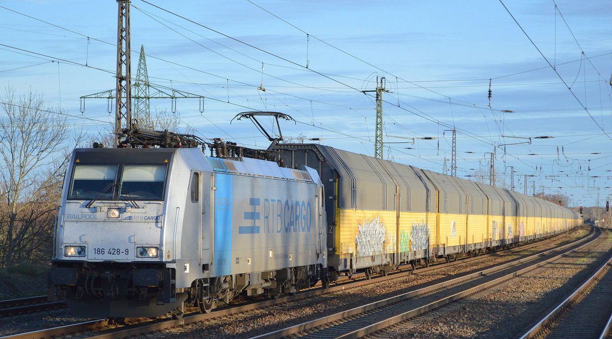 RTB CARGO GmbH, Düren [D] mit der Railpool  186 428-9  [NVR-Nummer: 91 80 6186 428-9 D-Rpool] und einem geschlossenen PKW-Transportzug am 18.12.19 Durchfahrt Bf. Saarmund.