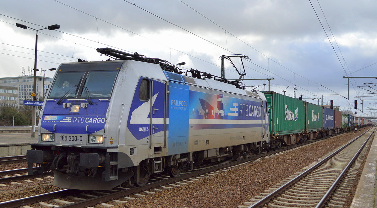 RTB CARGO GmbH, Düren [D] mit der Railpool Lok  186 300-0  [NVR-Nummer: 91 80 6186 300-0 D-Rpool] und Containerzug Richtung Frankfurt/Oder am 04.02.19 Bf. Flughafen Berlin Schönefeld.