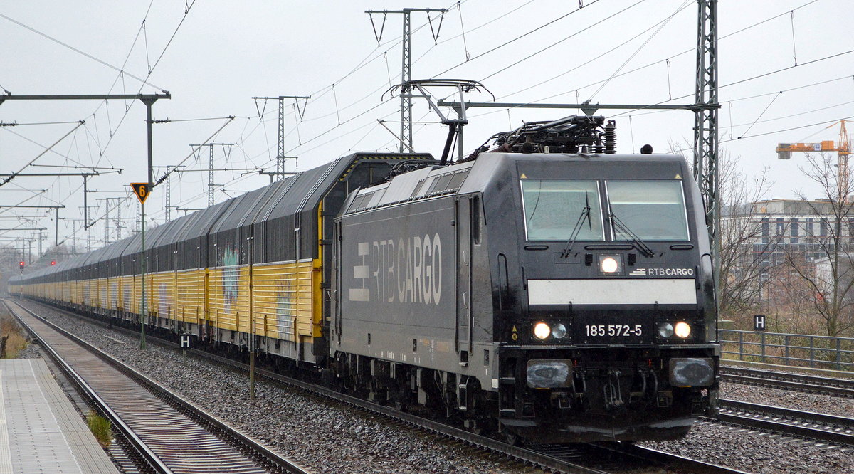 RTB CARGO GmbH, Düren [D] mit  185 572-5  [NVR-Nummer: 91 80 6185 572-5 D-DISPO] und einem PKW-Transportzug am 20.02.20 Durchfahrt Bf. Golm (Potsdam).