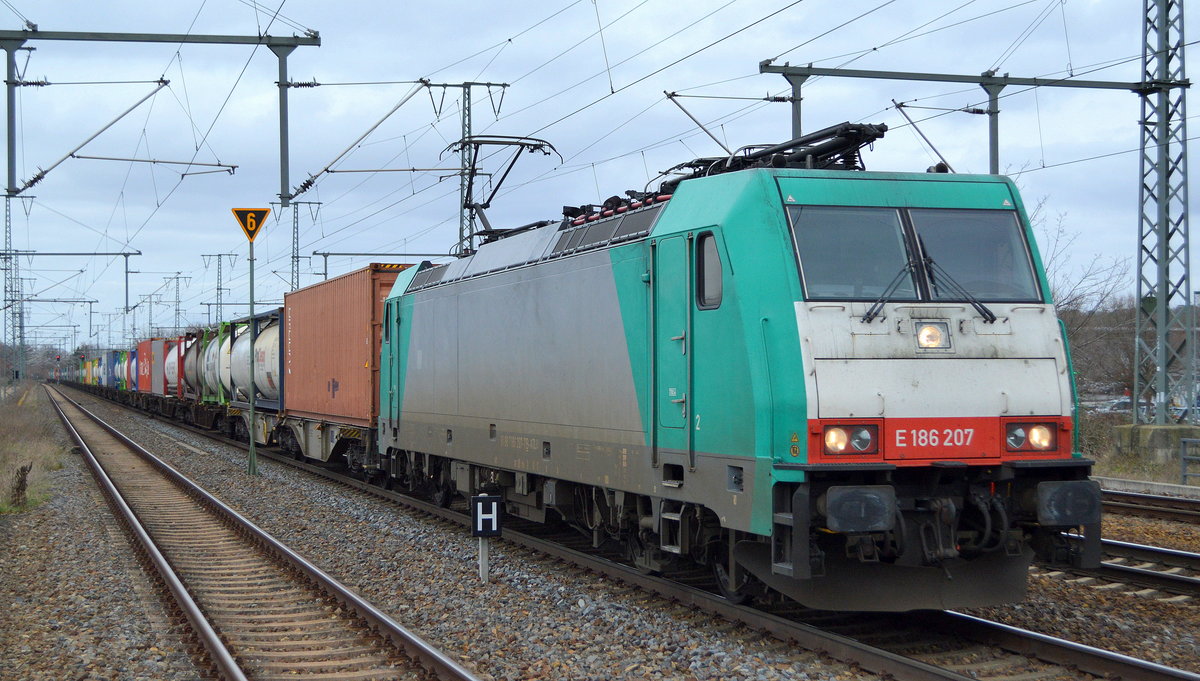RTB CARGO GmbH, Düren [D]  mit  E 186 207  [NVR-Number: 91 88 7186 207-7 B-ATLU] mit Containerzug am 24.02.20 Durchfahrt Bf. Golm (Potsdam).