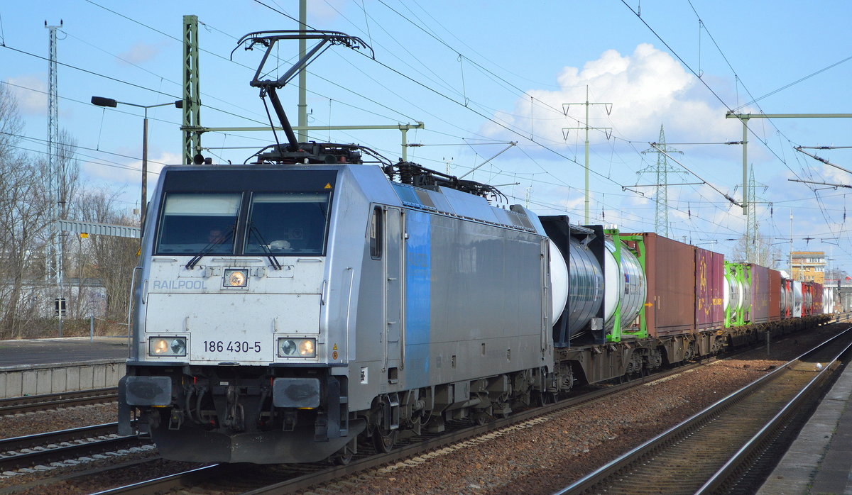 RTB CARGO GmbH, Düren [D] mit der Railpool Lok  186 430-5  [NVR-Nummer: 91 80 6186 430-5 D-Rpool] und auffällig kurzem Containerzug am 05.03.20 Durchfahrt Bf. Flughafen Berlin Schönefeld.