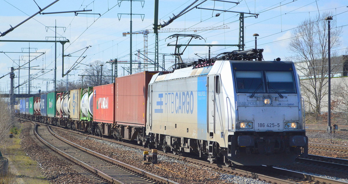 RTB CARGO GmbH, Düren [D] mit der Railpool Lok  186 425-5  [NVR-Nummer: 91 80 6186 425-5 D-Rpool] und Containerzug Richtung Frankfurt/Oder am 05.03.20 Bf. Flughafen Berlin Schönefeld.