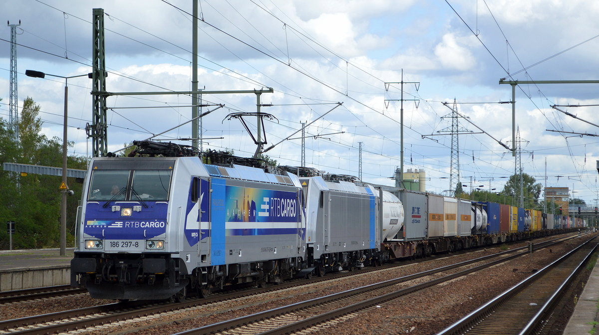 RTB CARGO GmbH, Düren [D] mit der Railpool Lok  186 297-8   [NVR-Nummer: 91 80 6186 297-8 D-Rpool] und der recht neuen (Bj.2020) angemieteten   186 536-9  [NVR-Nummer: 91 80 6186 536-9 D-Rpool] und Containerzug am Haken am 10.09.20 Bf. Flughafen Berlin Schönefeld.