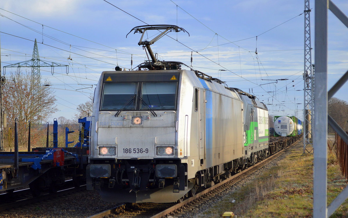 RTB CARGO GmbH, Düren [D] mit der Railpool Lok  186 536-9  [NVR-Nummer: 91 80 6186 536-9 D-RPOOL] + ELL Vectron   193 732  [NVR-Number: 91 80 6193 732-5 D-ELOC] und Containerzug am Haken am 17.12.20 Durchfahrt Bf. Saarmund.