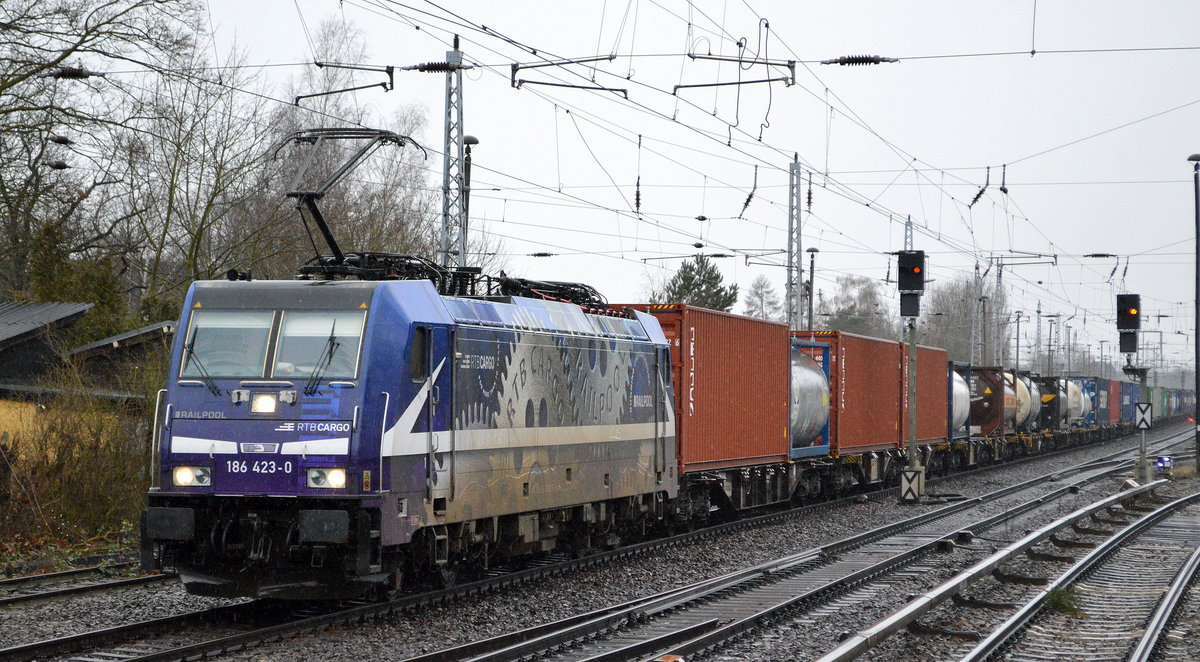 RTB CARGO GmbH, Düren [D] mit  186 423-0  [NVR-Nummer: 91 80 6186 423-0 D-Rpool] und Containerzug Richtung Frankfurt/Oder am 19.01.21 Berlin Hirschgarten.